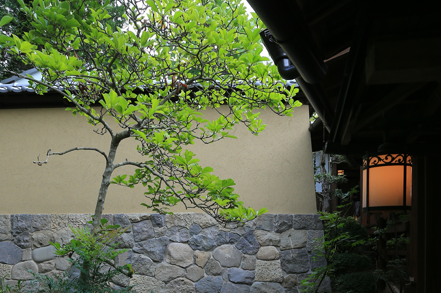 上田藩の武家屋敷に見られる典型的な土塀を再現